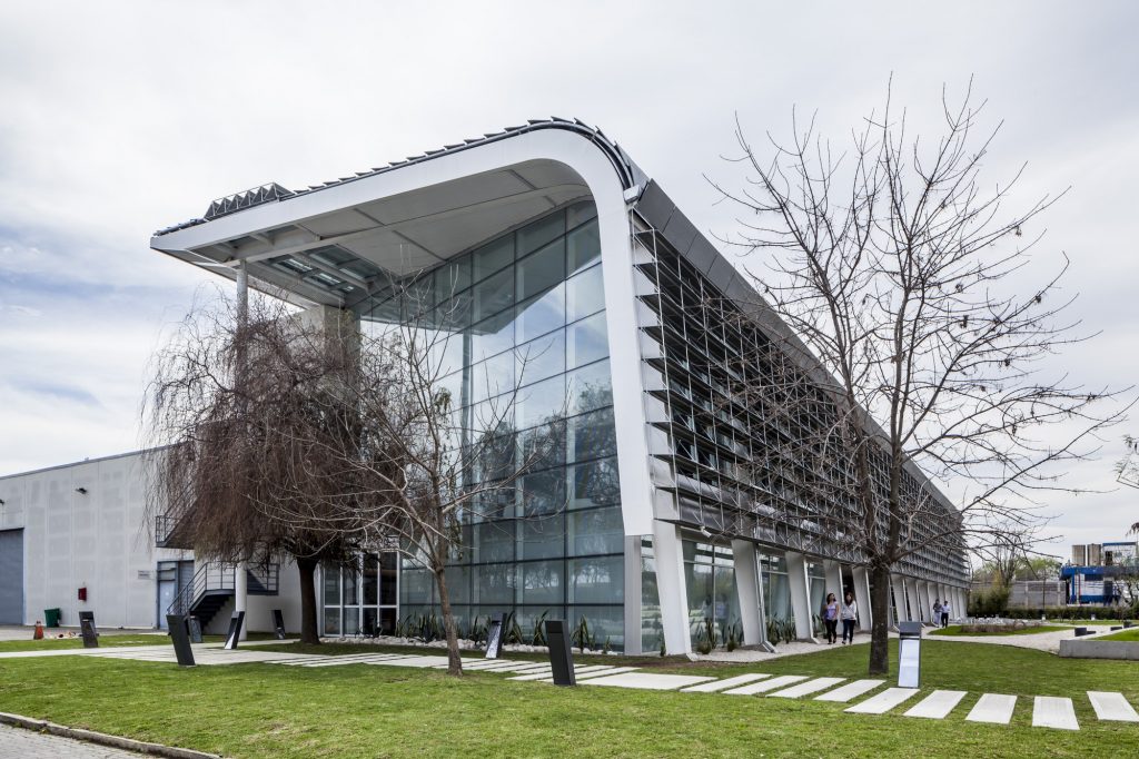 52ddb532e8e44ed069000015_edificio-corporativo-tetra-pack-berdichevsky-cherny-arquitectos-atelierb-arquitectos_005-tetra_pak-bbrch-ph_federico_kulek